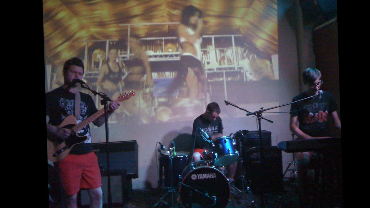 gusunger's tweet photo. Found it. We also played in front of a Pussycat Dolls live DVD projected. Art school. https://t.co/LUKascp4lt