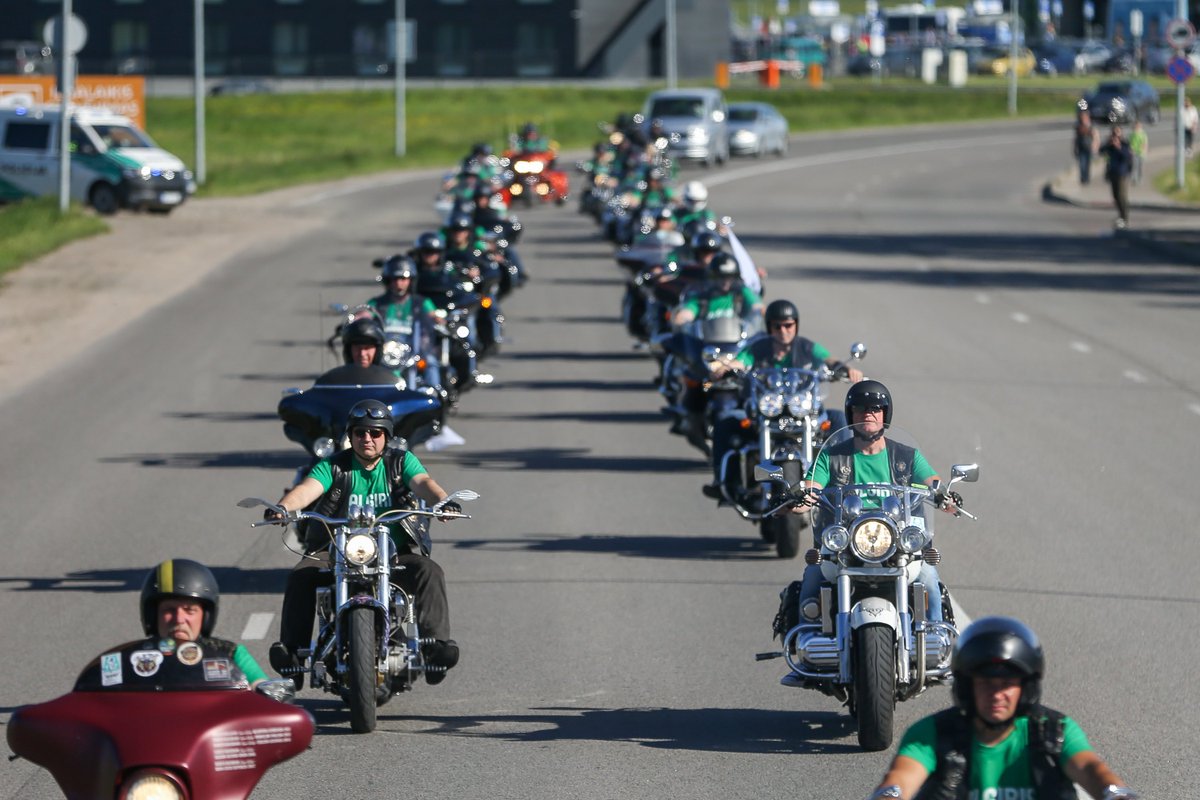 bczalgiris's tweet photo. What a welcome in #Kaunas! Thousands of #Zalgiris fans met the team, which just came back from the @EuroLeague #FinalFour. Thank you again for the amazing support!!! 💚🇱🇹👏 https://t.co/0Vnw0VaTrl