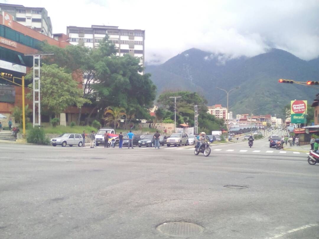 leoperiodista's tweet photo. Algunas personas se concentraron contra el fraude en la avda Las Américas frente CC Yuan Lin para protestar contra el fraude electoral..#Mérida..#21May.
12:45pm https://t.co/G31ykZefML
