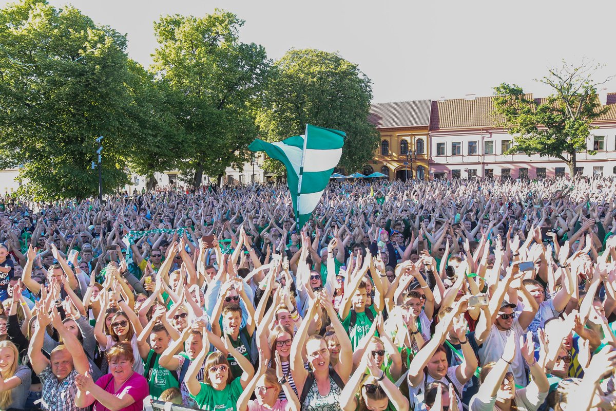 bczalgiris's tweet photo. What a welcome in #Kaunas! Thousands of #Zalgiris fans met the team, which just came back from the @EuroLeague #FinalFour. Thank you again for the amazing support!!! 💚🇱🇹👏 https://t.co/0Vnw0VaTrl