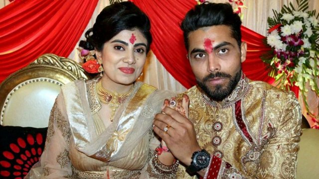 #RavindraJadeja's wife #RivaSolanki physically assaulted by police constable in Jamnagar dnai.in/fr6t https://t.co/Pdxjc9Cnm5