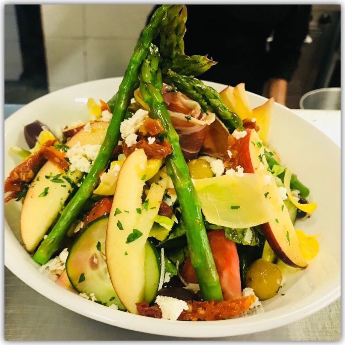 AlcaraveaCabo's tweet photo. Disfruta de nuestra deliciosa Ensalada Europea, elaborada con los mas frescos ingredientes #cabosanlucas #ensalada #alcaraveagourmet
Te esperamos! (624) 1433730 ó 1051844
Reserva a través de Whatsapp (624)1433730 https://t.co/GL4PIEeNYO