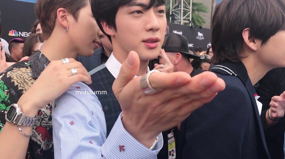 SeokJin_MX's tweet photo. | FOTOS | #방탄소년단 #PremiosMTVMiaw #MTVLAKPOPBTS
Definitivamente nuestro hyung es todo un príncipe, vean su piel, sus ojos, TODO, es perfecto 🌟
Cr; owner | Seokjin México | #Aljoon🖤 https://t.co/KxSvnGwJhF