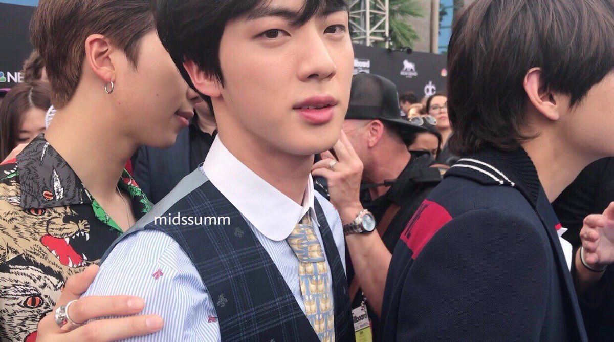 SeokJin_MX's tweet photo. | FOTOS | #방탄소년단 #PremiosMTVMiaw #MTVLAKPOPBTS
Definitivamente nuestro hyung es todo un príncipe, vean su piel, sus ojos, TODO, es perfecto 🌟
Cr; owner | Seokjin México | #Aljoon🖤 https://t.co/KxSvnGwJhF