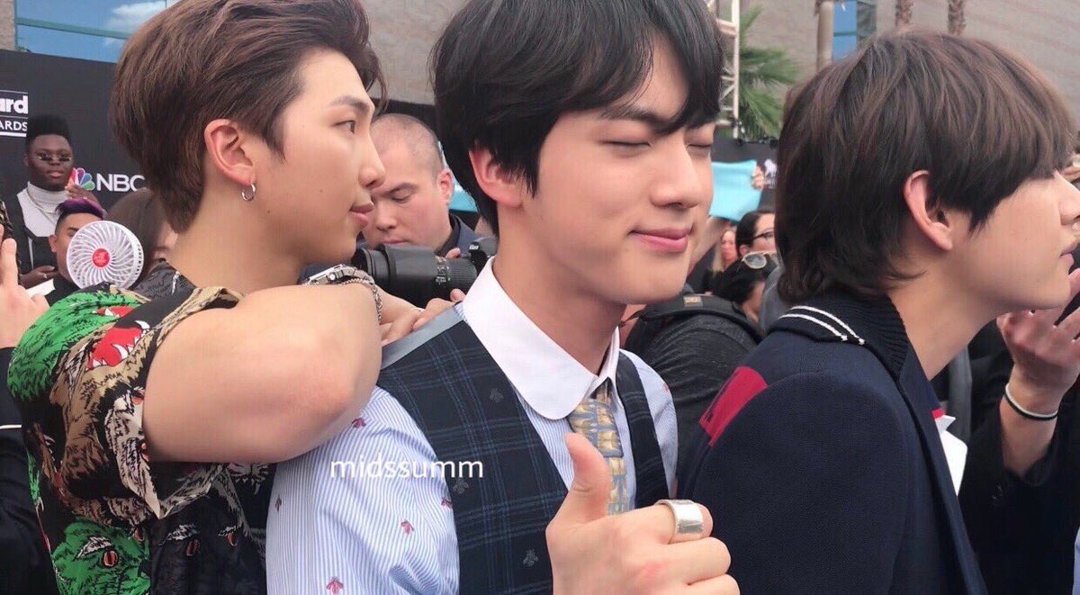 SeokJin_MX's tweet photo. | FOTOS | #방탄소년단 #PremiosMTVMiaw #MTVLAKPOPBTS
Definitivamente nuestro hyung es todo un príncipe, vean su piel, sus ojos, TODO, es perfecto 🌟
Cr; owner | Seokjin México | #Aljoon🖤 https://t.co/KxSvnGwJhF