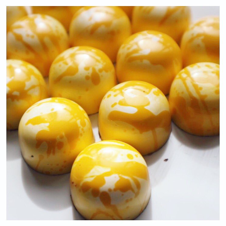 studiochoc's tweet image. Paradise. Our chocolate made with fruity pineapple and mango ganache in the centre surrounded by our creamy dark chocolate.                    🌼🌼🌼                                                 •••.                                #StudioChocolate