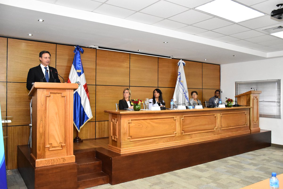 ProcuraduriaRD's tweet photo. PG @JeanARodriguezS encabeza apertura del diplomado sobre "Cultura de Paz, Prevención Secundaria y Terciaria de la Violencia", dirigido a docentes de la @EscuelaMPRD y de otros organismos que trabajan con este tema. 1/5 https://t.co/XbNOzrPymI