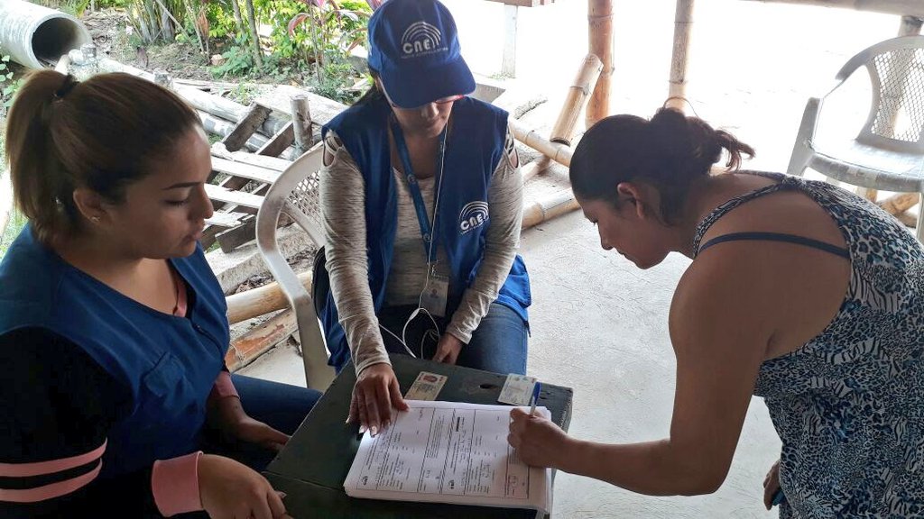 CNE_StaElena's tweet photo. #OrganizaciónElectoralEnMarcha
Hoy nos encontramos en la comuna La Rinconada realizando cambios de domicilio, la finalidad de este trámite es acercar el lugar de votación a los ciudadanos de esta comunidad. https://t.co/KLjQCQ8f1c