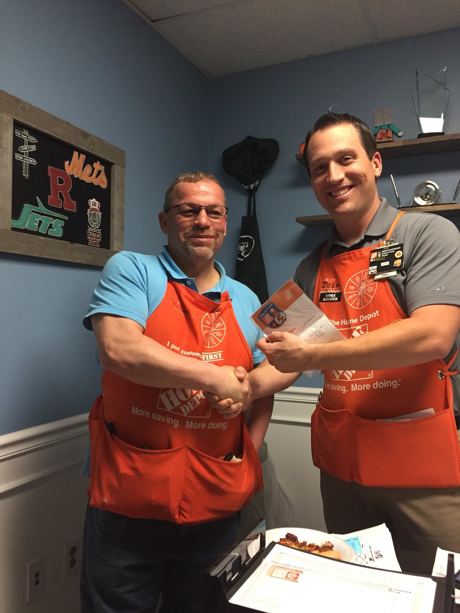 Ty1250hd's tweet photo. Roland excellent job in helping out the front end being recognized by store manager @josh #1284_proud @HDJoshNicolay https://t.co/1ozTDEPwLB