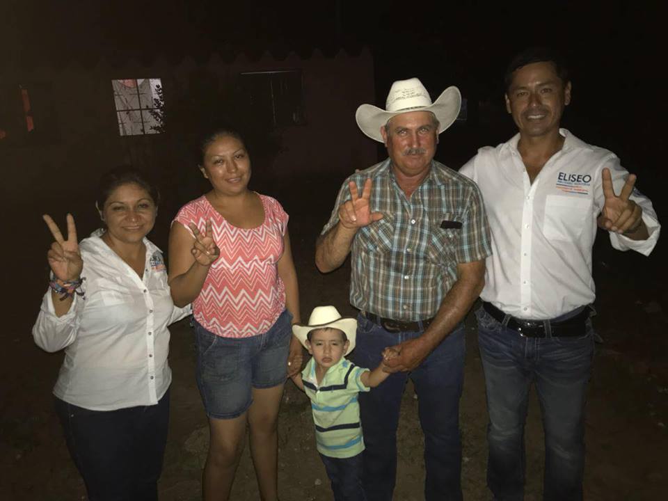 EliseoFdzM's tweet photo. Día 21 #Bonfil
📟#6km Σ=188km
Gracias por la deliciosisima cabeza de res. Pavimentación, alumbrado, red de telefonía celular e internet, médico y medicamentos en el centro de salud y reactivar el campo es lo que necesitamos y en lo que vamos a trabajar.
#EFM2018 https://t.co/hw8BnuSX0B
