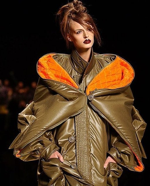 Dior FW'02 // <a href="/dior/">Dior</a> #dior #artsxdesign #axdmagazine ift.tt/2ICyisg