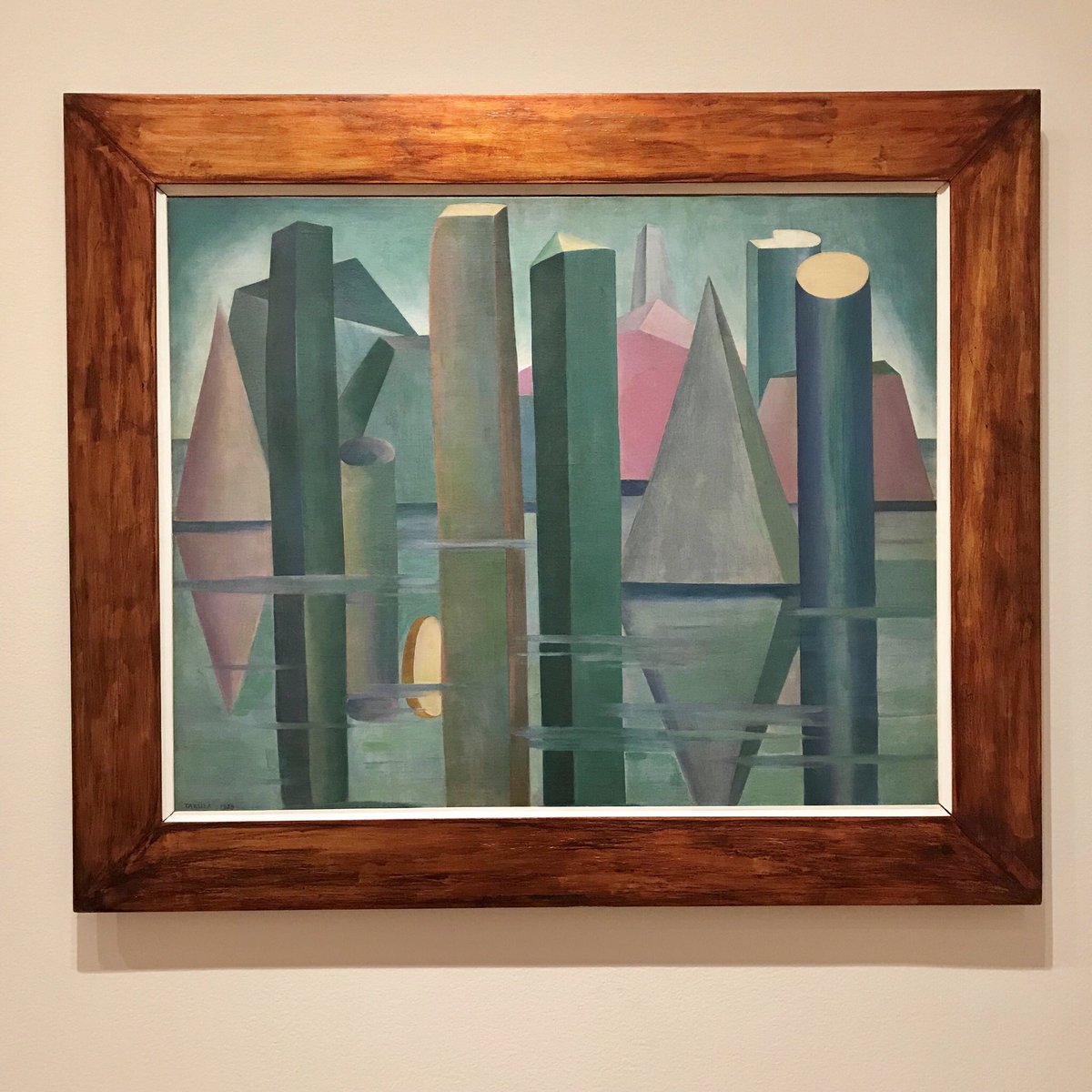 MuseumModernArt's tweet image. Tarsila do Amaral’s “Calmaria II (Calmness II)” (1929) is unique among her work from the 1920’s—it’s dreamlike mirrored geometric forms reflect the influence of #GiorgiodeChirico who left a strong impression on Tarsila during her time in Paris. #TarsilaMoMA
