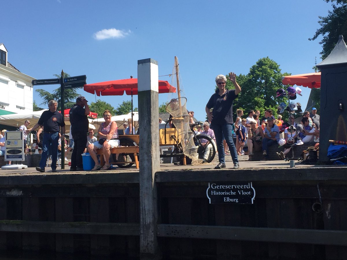 blogspeciaal's tweet photo. Wir waren in Elburg und überrascht von der Besuchermenge zum Pinkstermarkt. Die Stadt ist dennoch wunderschön. Erlebnis des Tages: mit einem historischen Segelschiff aufs Veluwermeer hinaus zu fahren. #elburg #pinkstermarkt #botterstichting #segeltörn https://t.co/nkJtG2tYBW