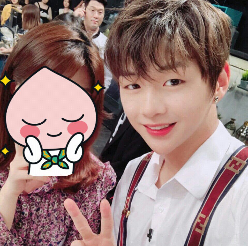 DanikEffect's tweet photo. 냉부해 PD님이랑 셀카😍 https://t.co/VL8Tzjh3a5