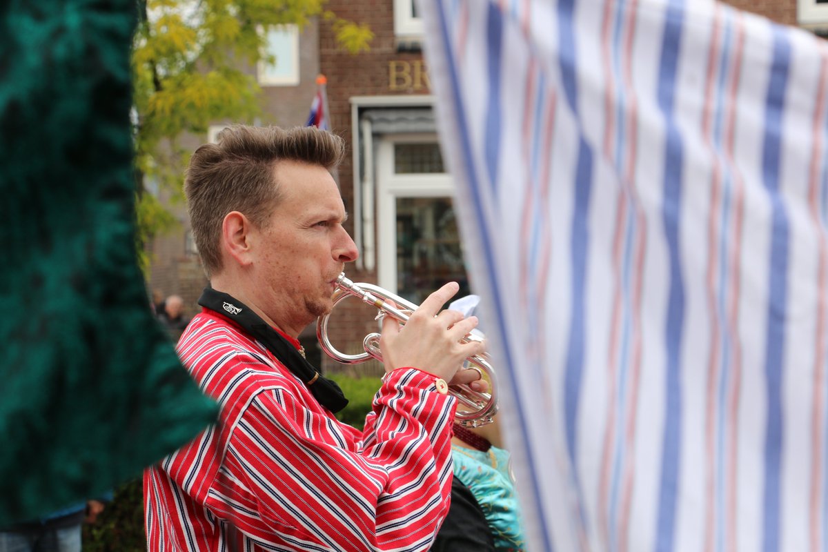 Zaterdag was de 35e editie van <a href="/urkerdag/">Urkerdag</a>. Jong en oud in traditionele klederdracht #Urk #klederdracht #Valerius