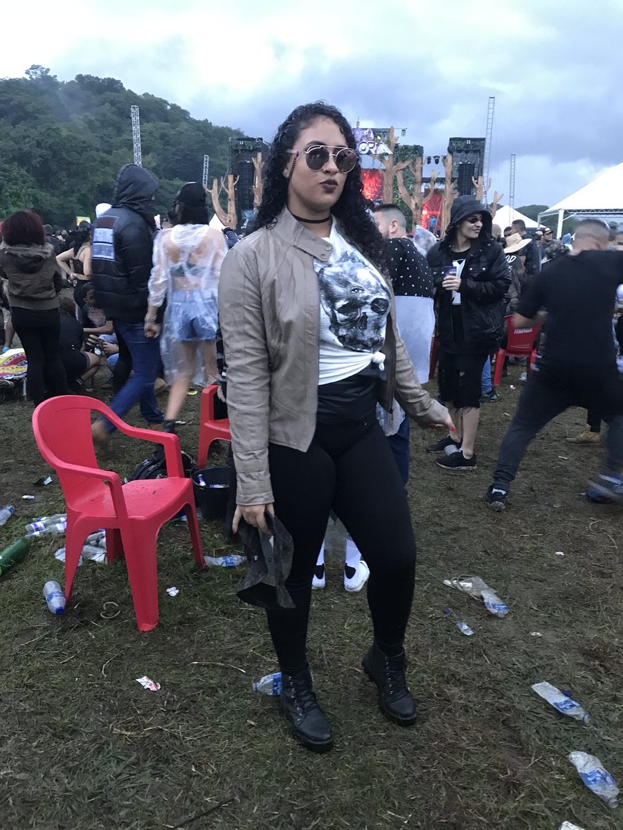 laribabi18's tweet photo. Sentir a vibe, se entregar de corpo e principalmente de alma. Flutuar, levitar, sentir, viver .. 🔨👽🤡 #Euphoria #vibemaravilhosa https://t.co/bYZ8ESyJfT