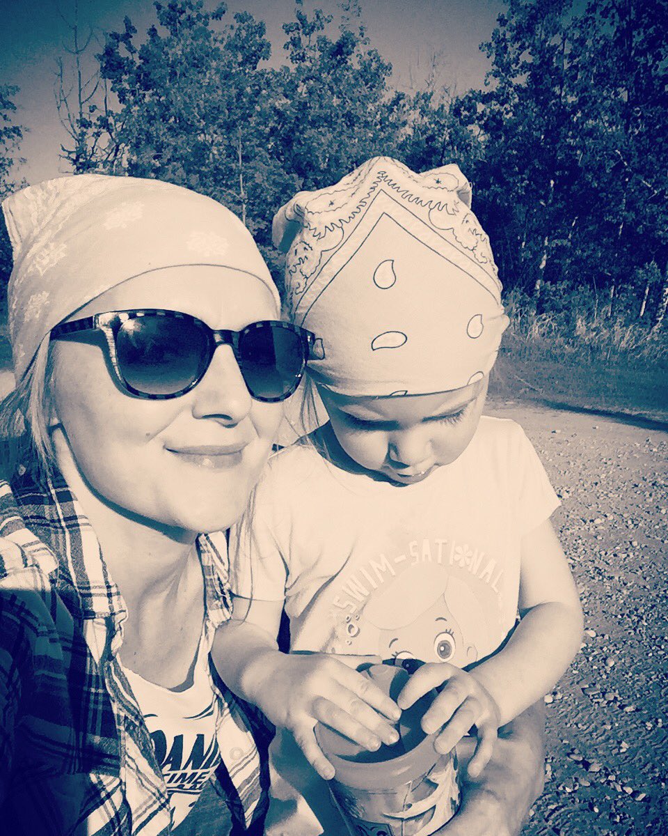Nicky_Pearson's tweet photo. Bandanas are still cool 😎 ☀️#weekendvibes #matchingwithmom https://t.co/q15oW7skGh