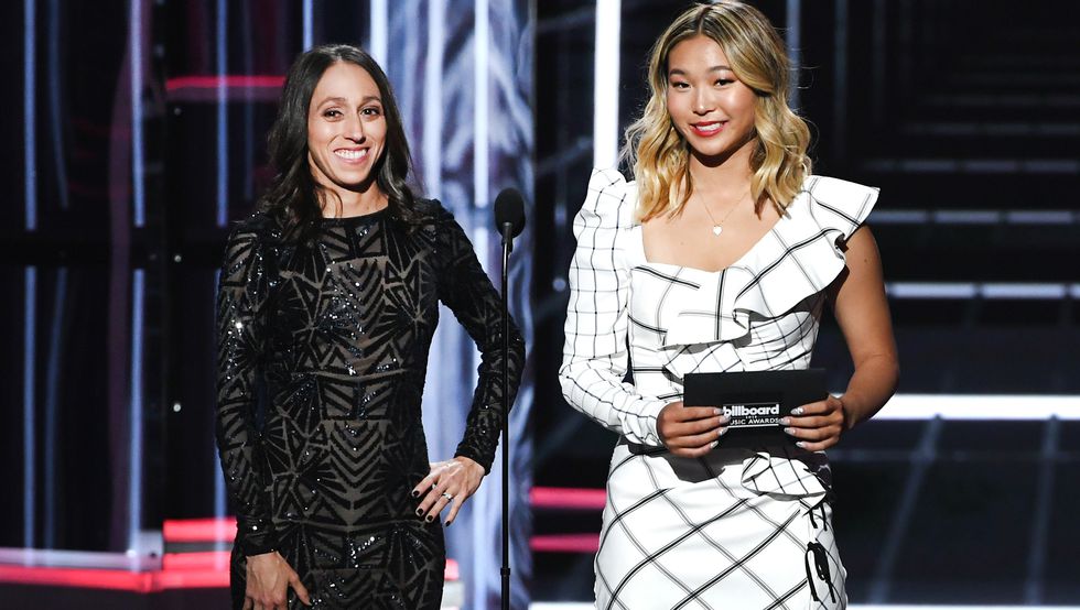 runnersworld's tweet photo. 2018 @bostonmarathon champion @des_linden rocks the red carpet @BBMAs: https://t.co/Jo1ezTUhRY https://t.co/BnZCUxqlJD