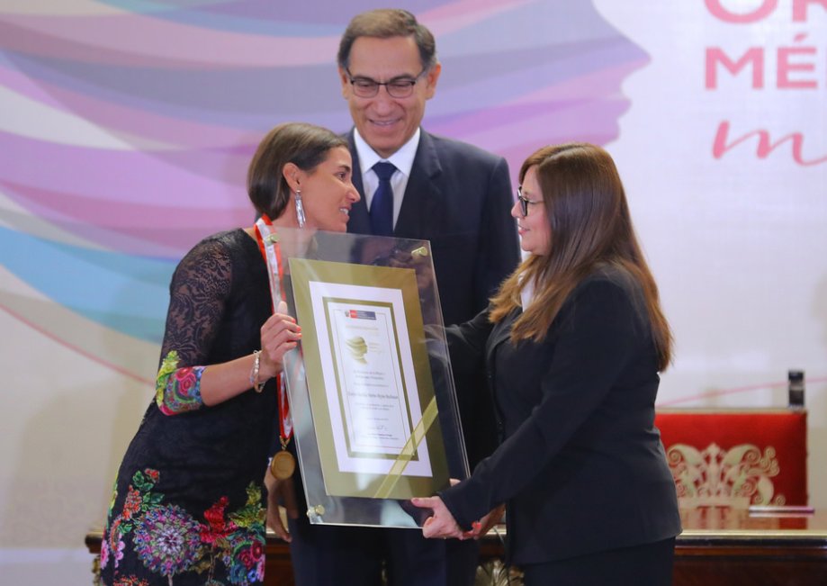 MimpPeru's tweet photo. Construir una sociedad democrática y respetuosa en los derechos de las mujeres es uno de los principales desafíos que tenemos como país, señaló la ministra Ana María Mendieta en la XV Condecoración “Orden al Mérito de la #Mujer2018”. https://t.co/hxHASwzkgx