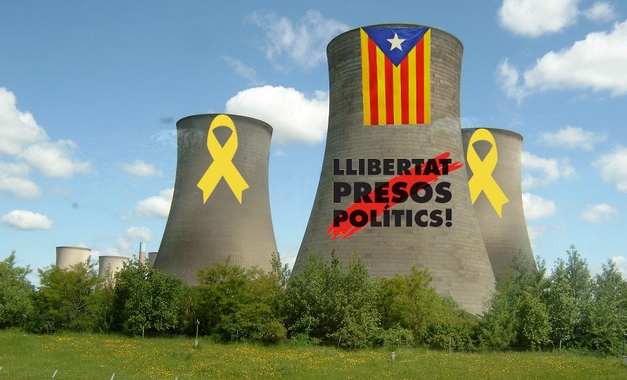 Mireu quin goig! No us podeu imaginar com ha patit el becari per penjar l'estelada i els llaços i pintar el #LlibertatPresosPolitics , però finalment ha valgut la pena!