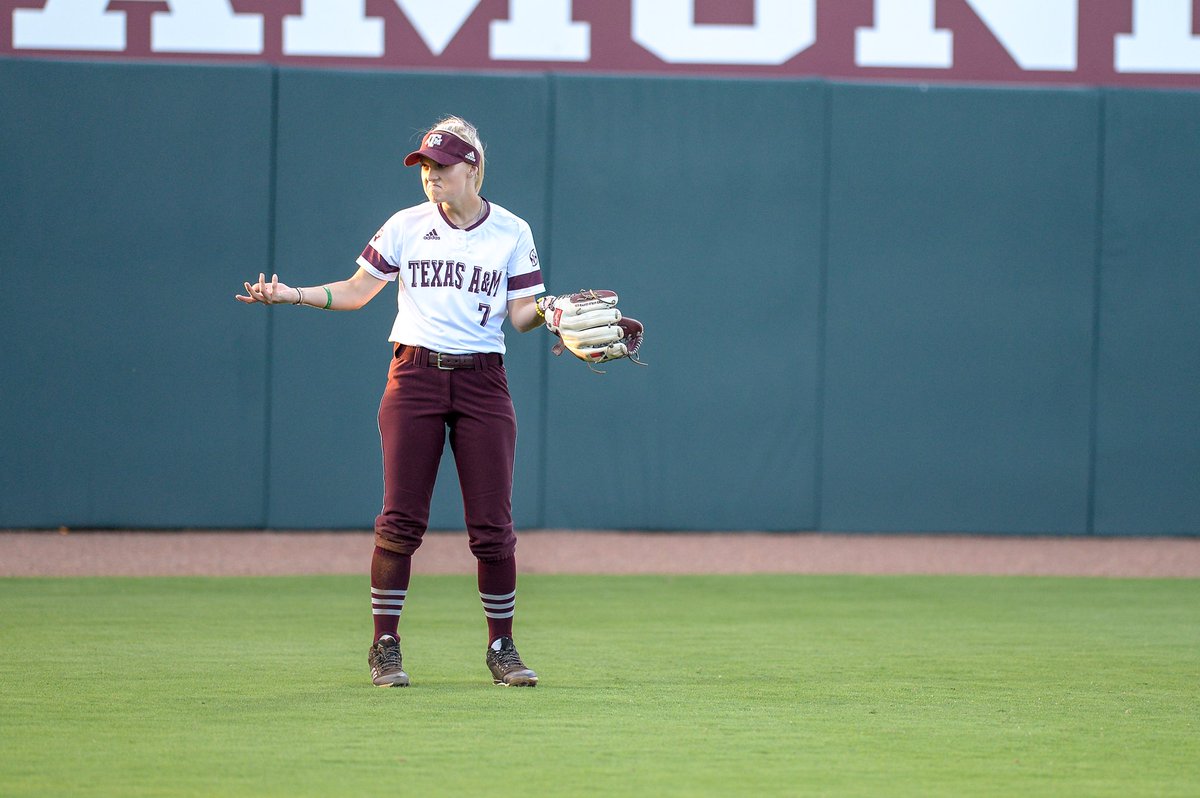 Kelbi_7's tweet photo. When coach tells you to bunt...but you just wanna hit dingerssssss 🤷🏼‍♀️ https://t.co/Z9kBTxP3OT