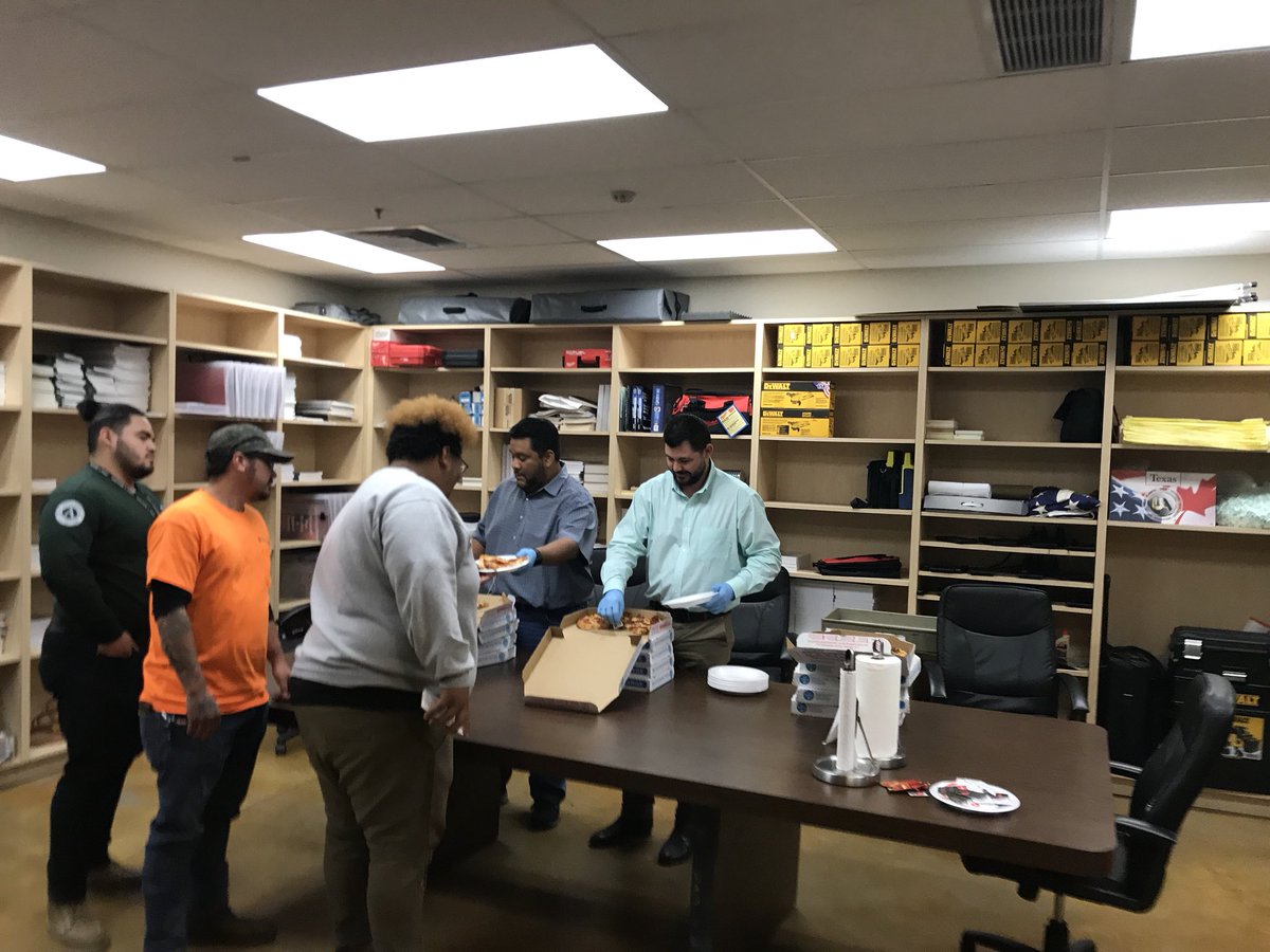 TxBldgTrades's tweet image. Thank you to our lunch sponsors @DEWALTtough we appreciate all the support you have given to us @BldgTrdsUnions @TxBldgTrades @UAPipeTrades @IBEW @smartunionworks @CSCarpenters @CPWR @H2Hjobfairs #WeBuildTx a big thanks to @LU286_JAC for hosting the class.