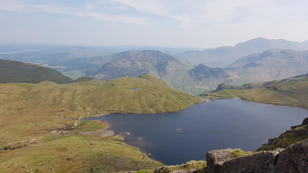 TheLight_Matrix's tweet photo. Currently sitting on top of a mountain in the Lake District...absolutely stunning view!
#lakedistrict #mountains #lakes #TheLightMatrix https://t.co/lRW0vUjHsh