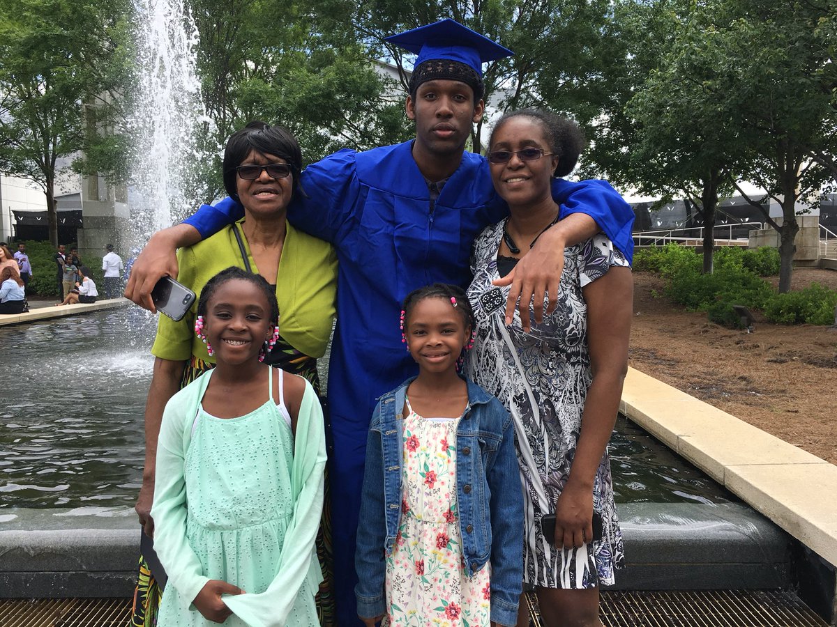 DeKalbSchools's tweet photo. Congrats Elizabeth Andrews High Class of 2018! #DeKalbGrad18 https://t.co/Xc6nerbBID