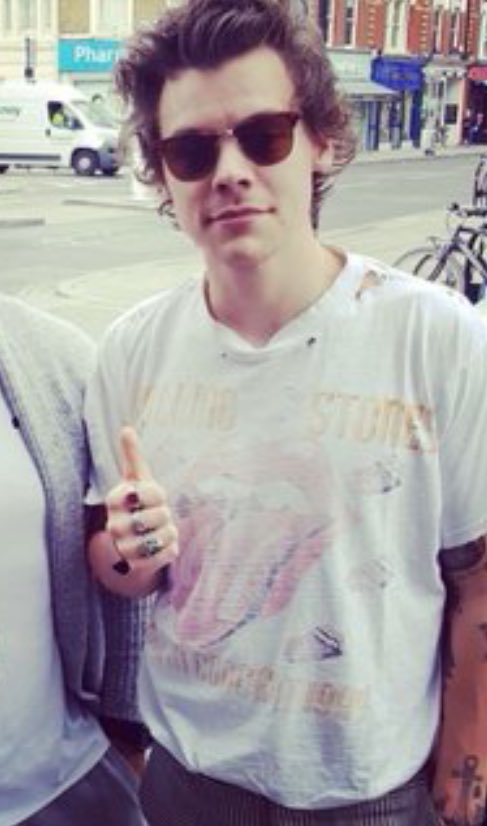heslwtwoghosts's tweet photo. The fact that Harry still wears this old shirt even if it have holes shows how much it means to him https://t.co/MTPPeCtRAO