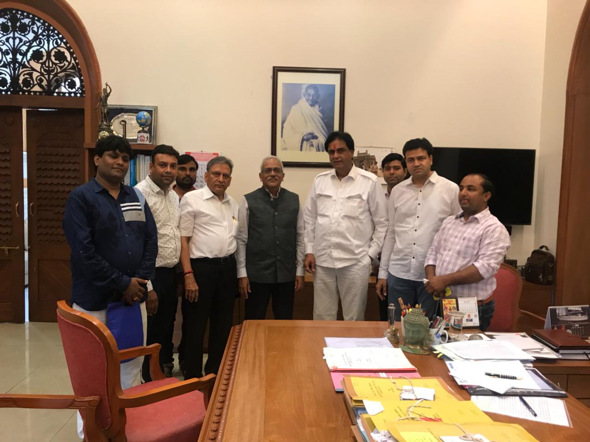 sangpran's tweet photo. #Pratapgarh mayor Kamlesh Dosi who was missing from #Mumbai since 4 days found in #Bangalore He had been poisoned on train and all his possessions looted. 
@RajGovOfficial had sent 
@cpjoshiBJP &amp; @shrichand_nbh to seek help from @CMOMaharashtra  Dosi on way home 
@dna
@jaipurdna https://t.co/SRQMtpqsV3