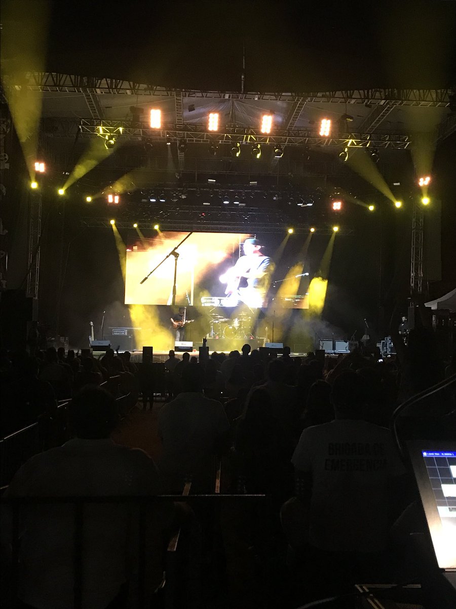 LUMINICAGDL's tweet image. @PhilipsVariLite @dtslighting @Martin_Global @MALighting @CuliacanSoy #VL3000 #nicknrg1201 #mac101 #k1haze
