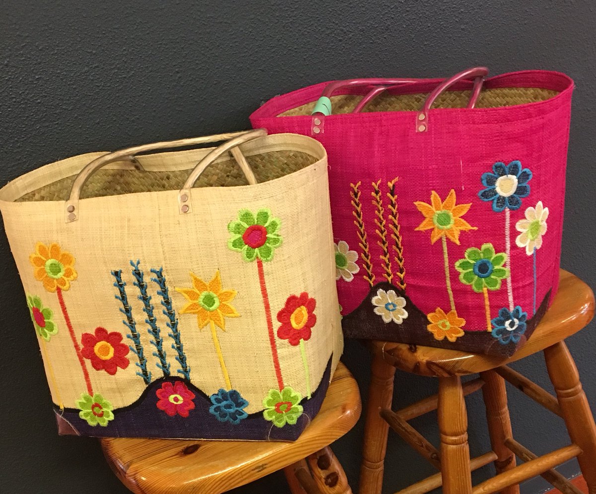 WWRoden's tweet photo. Met deze vrolijke, kleurrijke tassen is boodschappen doen een feestje! #gonearty #vrolijk #kleurrijk #boodschappen #tas #tassen #Fairtrade #roden https://t.co/tf8QKhs1Fh