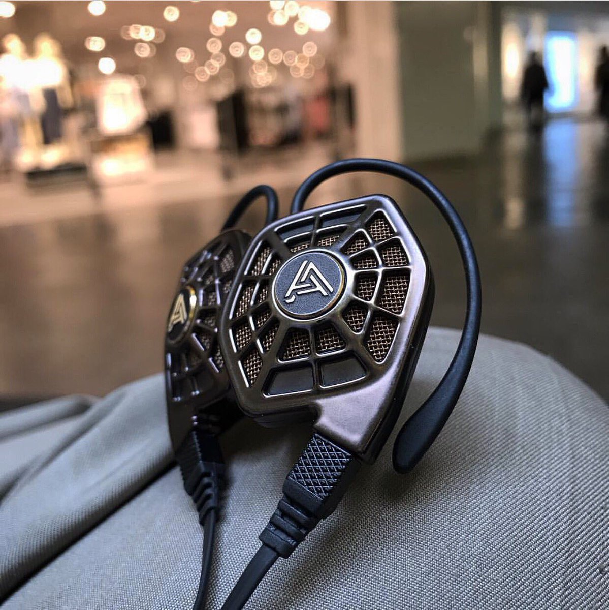 Audeze's tweet photo. Lunchtime listening. Head-Fi style. #iSINE20 🎶 https://t.co/e5AO8fV3qk