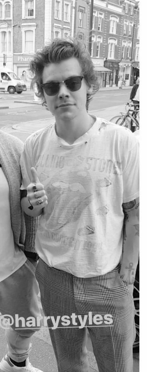 Nadine_E82's tweet photo. Things I love to read:
Ppl spread their love for Harry and his music and even his beauty!
Things I didn't love to read:
Ppl talk negative about Harry's Hairline, dragging him for his expensive clothes and his fav shirt with holes! https://t.co/M1tYJlhUKI