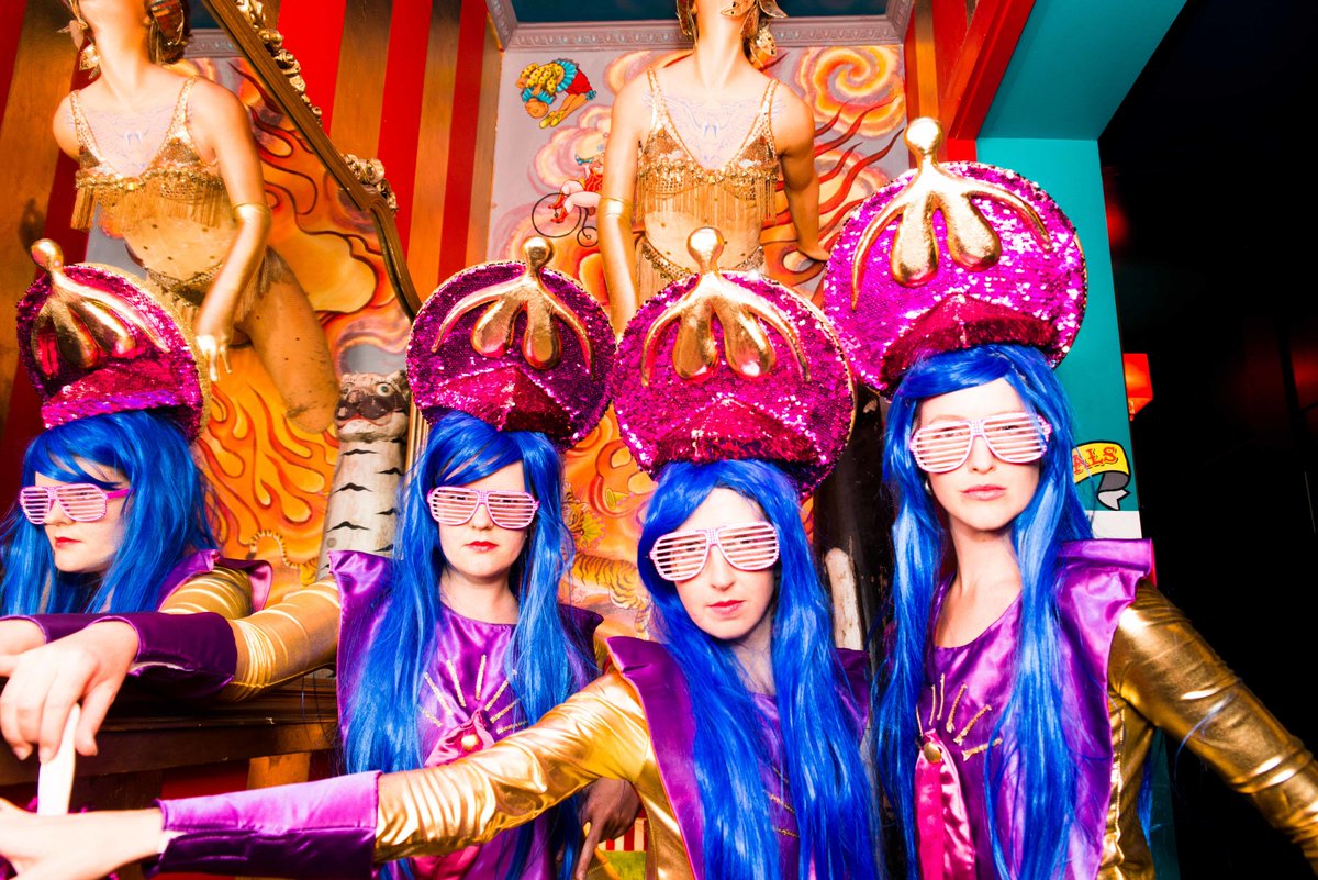 Lu_Melle_'s tweet photo. Un clítoris dorado y gigante es la estrella de la performance del grupo Clitorati ("a love of sparkly subversive queer performance and terrible vintage sci-fi"), dirigido por ALLI SEBASTIAN WOLF. 

Explosión de purpurina en mi corazón.

Llevadme a verlo.

https://t.co/CrD7E2jeji https://t.co/3B7LzKIEBU