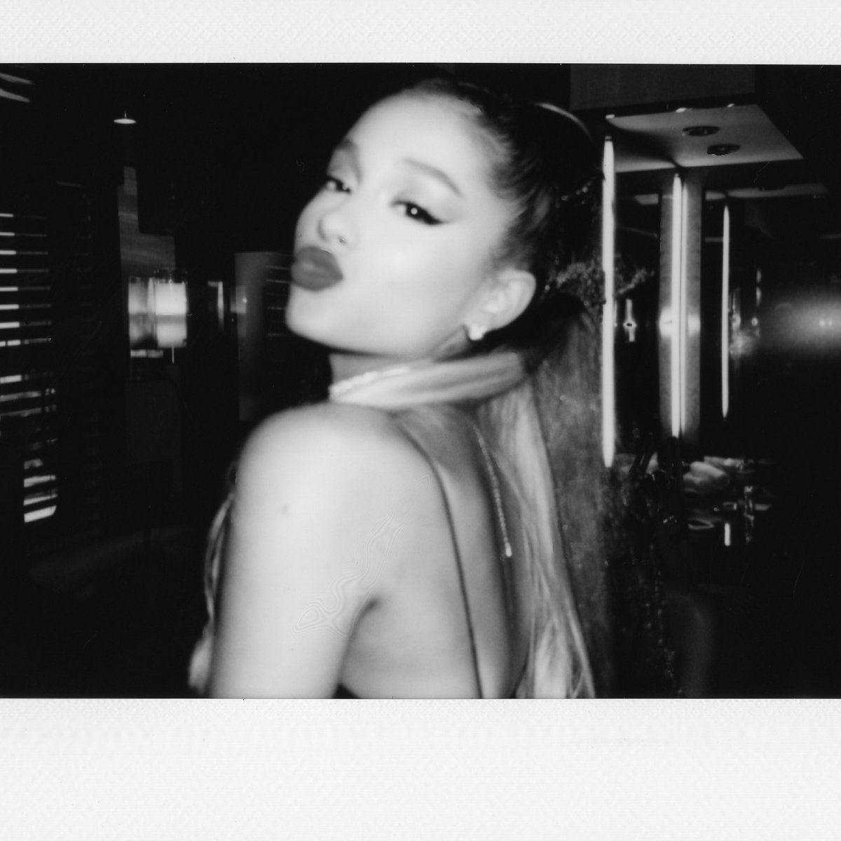 Ariana___PT's tweet photo. Músicas de #Sweetener já confirmadas: 
#NoTearsLeftToCry 
#TheLightIsComing
R.E.M
God Is A Woman
Get Well Soon
Raindrops (intro) https://t.co/N4lcMPmTKu