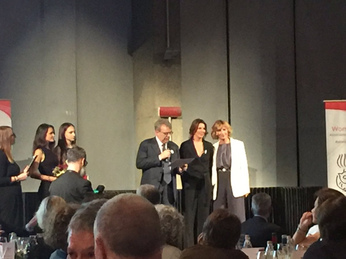 EnricoVerga's tweet photo. Primo premio va a @Secretary_it Jessica e Vania alessi. Grazie a @MartinengoG e @womentech #techvis18 #beingdigital con @anna_gaudenzi di @startup_italia https://t.co/Ckqd79zhTT