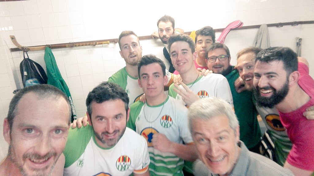 albertbudo56's tweet photo. Acabem la lliga amb 3 puntassos! Això no s'acaba, amb més ganes que mai del #playoff d'ascens d'aquest cap de setmana! Som-hi @CPJonquerenc 💪🏼🍍💚🙏🏻 #1acat https://t.co/uCD7YMF2f4