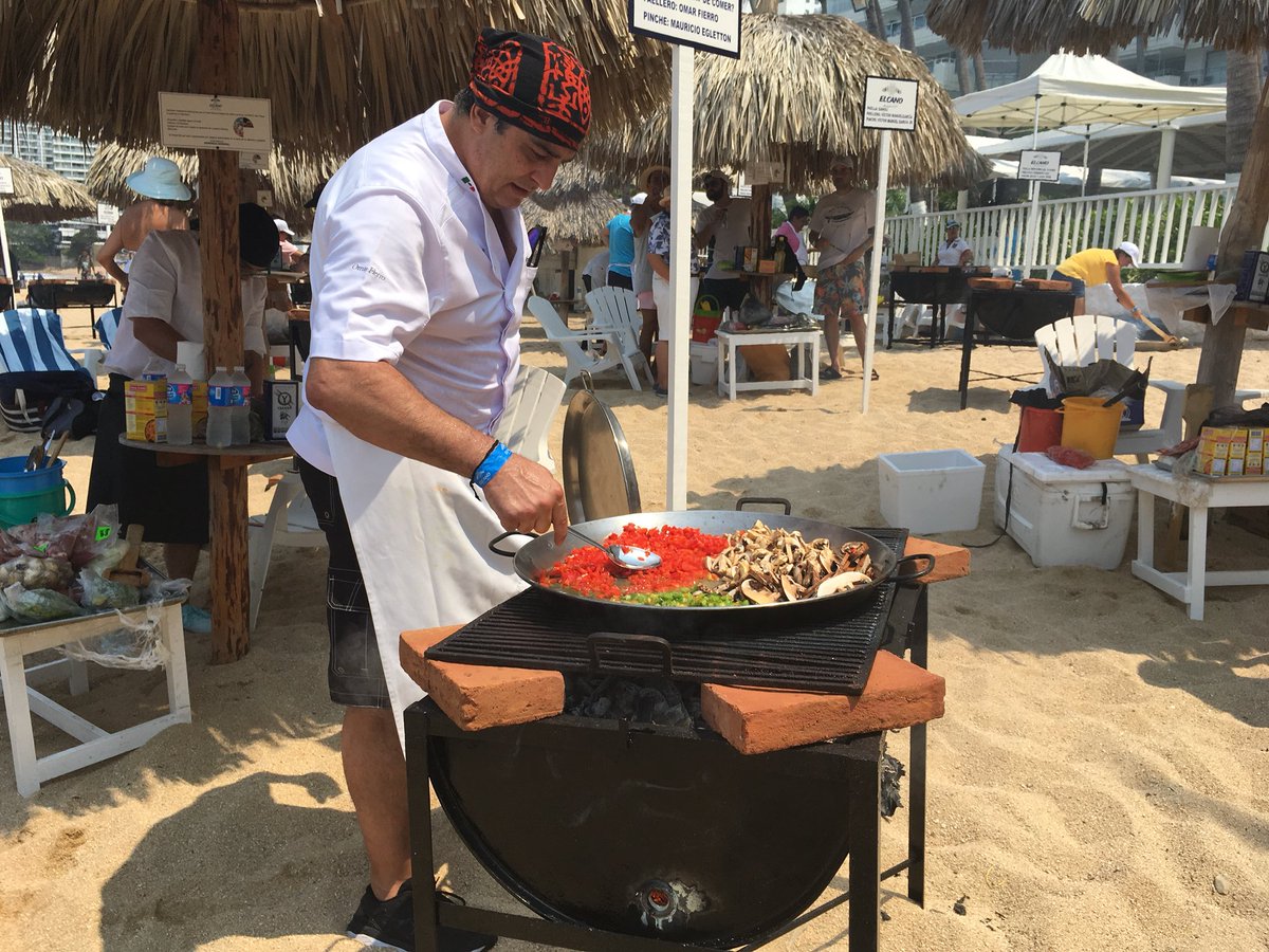 ElBreakMN's tweet photo. #Gastronomia con 24 años de tradición se celebró el festival de las paellas en el puerto de Acapulco, @hotelelcano @PedroHacesSordo @lucyguillenRP https://t.co/m1Ta2xspoO