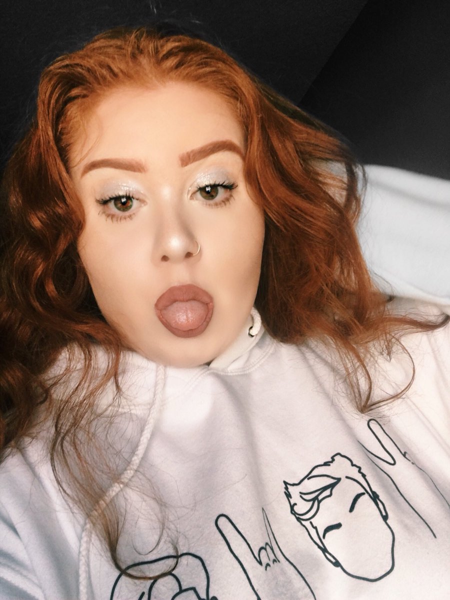 requiredharry's tweet image. the dudes on my sweater are cool i guess ♡

— #tuesdayselfie #dolantwinsmerch —