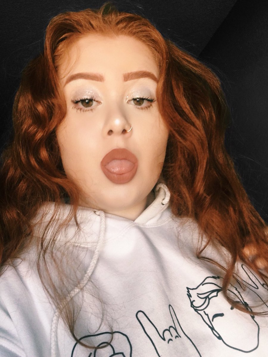 requiredharry's tweet image. the dudes on my sweater are cool i guess ♡

— #tuesdayselfie #dolantwinsmerch —