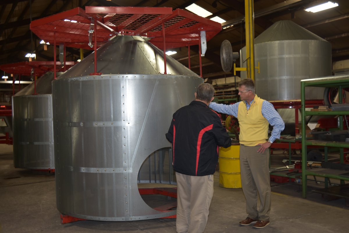 RogerMarshallMD's tweet photo. Today, GT Manufacturing from Clay Center, KS was awarded the President’s “E” award for excellence in exporting. Since 1953 GT Manufacturing has manufactured quality grain dryers, now the company has 40 employees and their products are sold in 80 countries. https://t.co/KsLva7mIsR