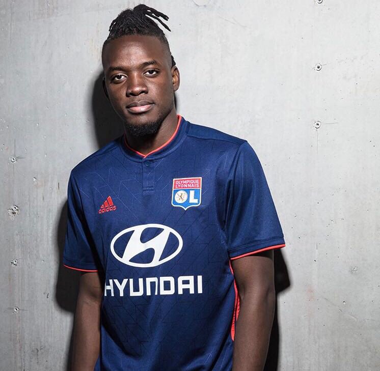 🚨🎁 Le dernier jeu concours de la saison ! Follow le compte <a href="/HappySports/">Happy Sports</a> et RT ce post pour tenter de gagner ce maillot de l’<a href="/OL/">Olympique Lyonnais</a>. Good luck. #OL #HereToCreate #HappySports