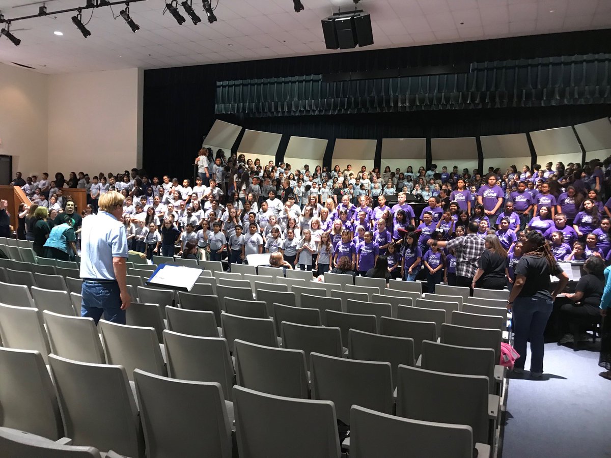 450 4th and 5th graders getting ready for the Elementary Music Festival tonight at 6:00 pm!South Hills HS! Be there or be SQUARE!
#FWISDVPA #choiron🔥
