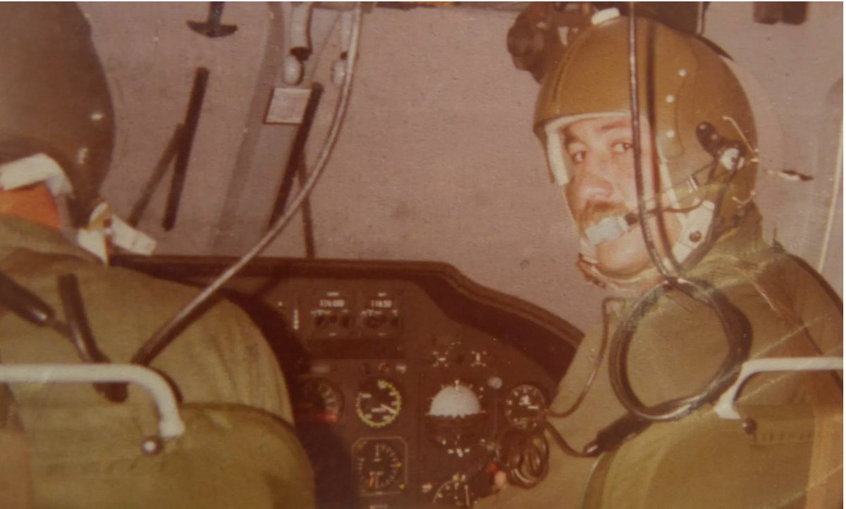 redaccioncomar's tweet photo. 2/5 Enrique estuvo en las islas 49 días. Su helicóptero fue destruido el 23 de mayo, tras un ataque de aviones ingleses. Nunca pensó que iba a recuperar nada de ese tiempo.
https://t.co/toUiQWN99R https://t.co/z8jN8T5G5T