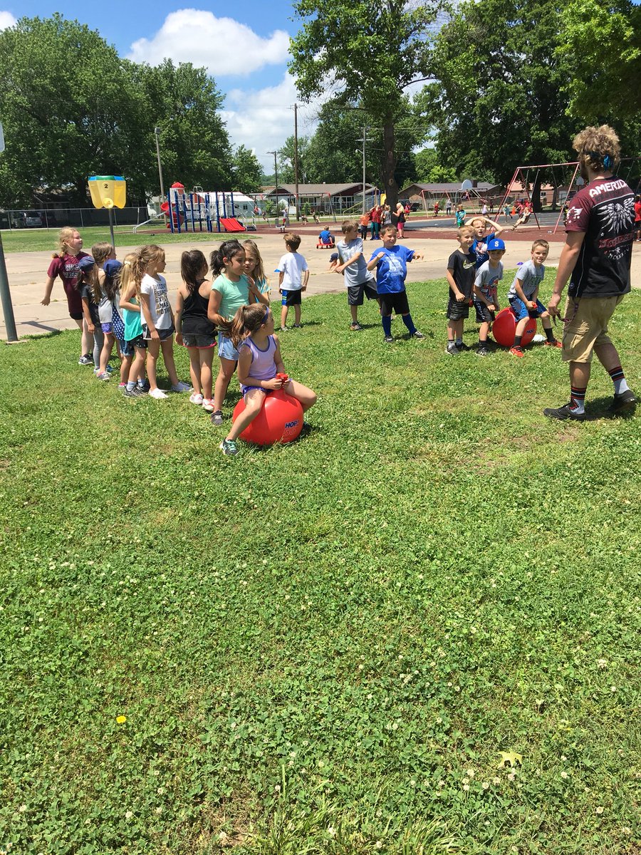 EspositoJodi's tweet photo. Field day fun, frolicks, and ....exhaustion!!! Thanks Coaches Roelfsema, Schulte, and Whitehead!! We had a great day!#seneca_elementary #senecatpc https://t.co/6HqjDrWD91