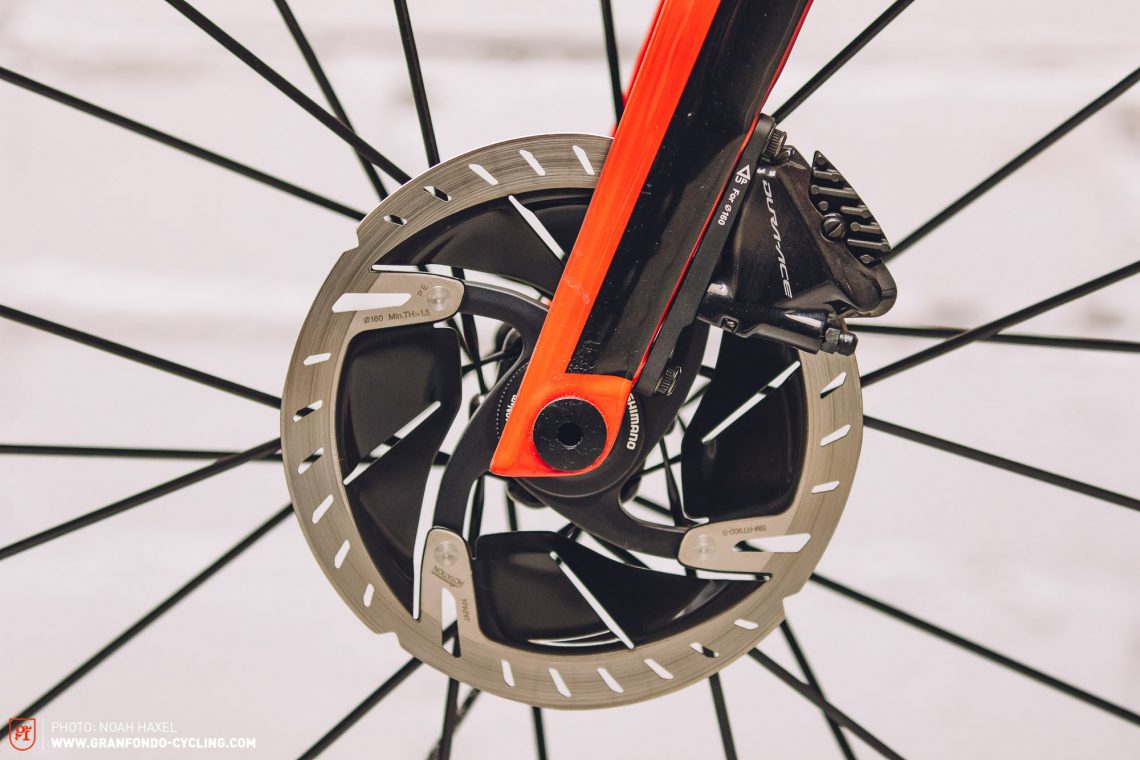 CanyonUK's tweet photo. "The Canyon #AeroadCF SLX 9.0 Disc Di2 is the ideal choice for all aero-freaks, speed-addicts, and flatland-racers signing up for the occasional hilly #triathlon and fast-paced #timetrial." - @granfondomag https://t.co/idVXHVYCQD | https://t.co/T8BPijsChT https://t.co/9uH5OVYUmI