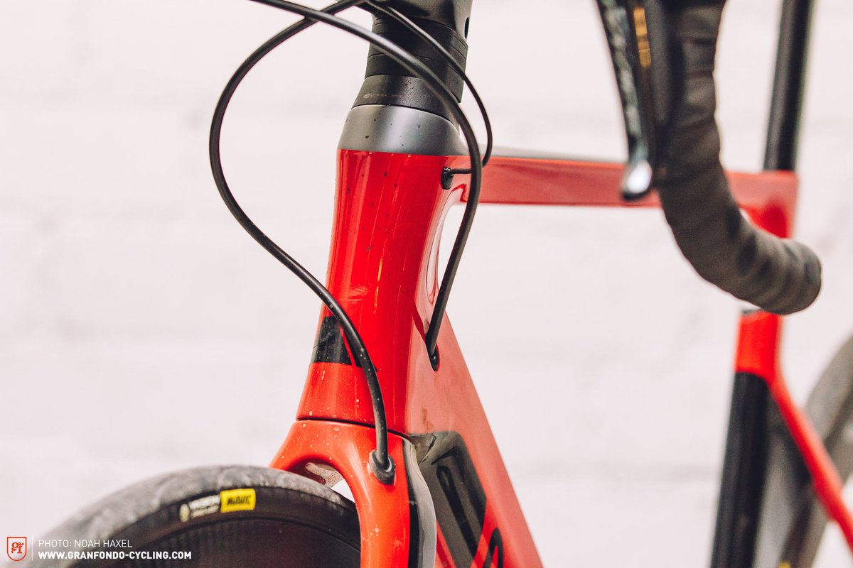 CanyonUK's tweet photo. "The Canyon #AeroadCF SLX 9.0 Disc Di2 is the ideal choice for all aero-freaks, speed-addicts, and flatland-racers signing up for the occasional hilly #triathlon and fast-paced #timetrial." - @granfondomag https://t.co/idVXHVYCQD | https://t.co/T8BPijsChT https://t.co/9uH5OVYUmI