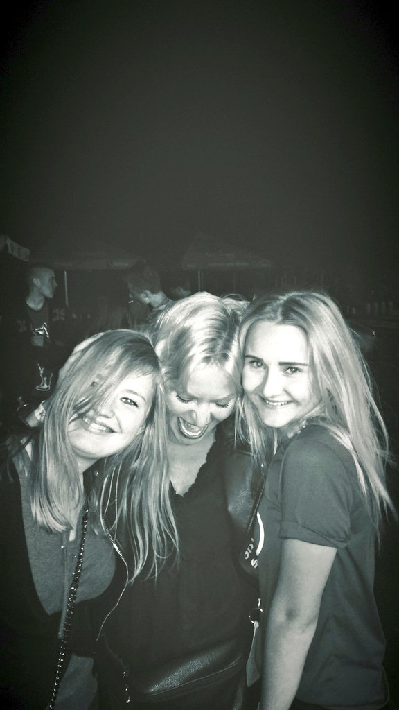 ByHannahMinks's tweet photo. #partygirls #CzechRepublic #partyweekend #party #music #singer #martinapartlova #3in1 👆👆 https://t.co/ilalPfQim5