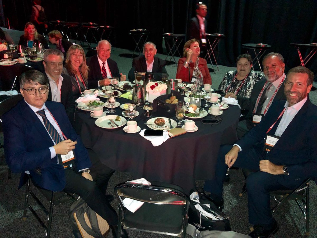 Ladevi_MyS's tweet photo. Dentro del #IPW18 el equipo de Ladevi Medios y Soluciones disfrutando de un momento distendido en el almuerzo disfrutando una performance de los The #B52s increíble #Denver #Travel #culinarytravel #Ladevi https://t.co/AsJNhCHXDN